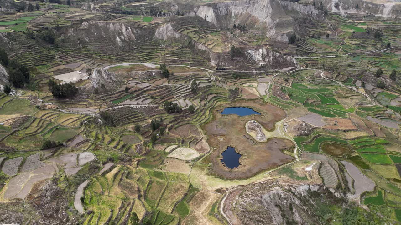 Vista aerea di paesaggio antropizzato, campi terrazzati nella valle del fiume.