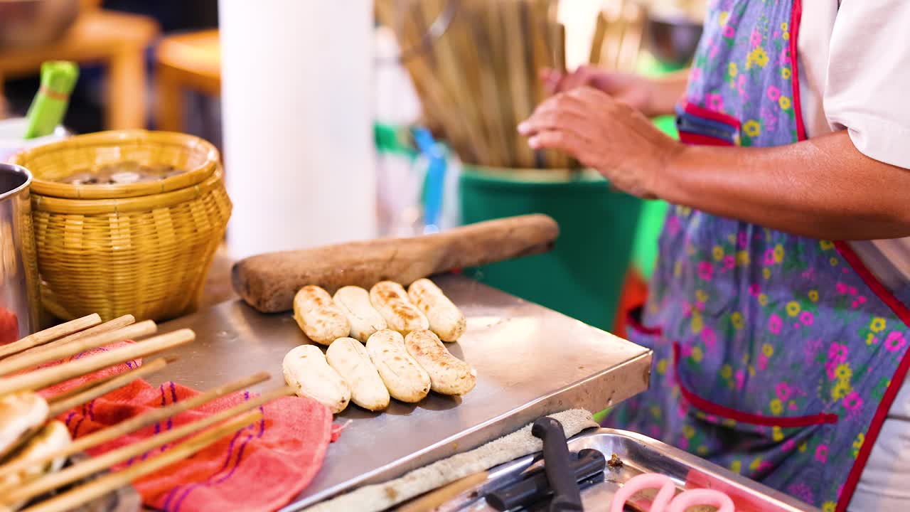 el vendedor prepara plátanos a la parrilla con salsa de coco