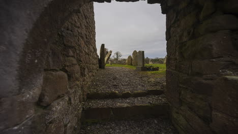 Lapso-De-Tiempo-De-Movimiento-De-La-Abadía-Histórica-Y-El-Cementerio-En-La-Irlanda-Rural-Durante-Un-Día-Nublado