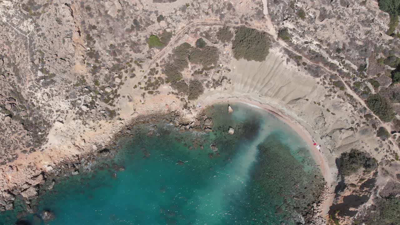 video aéreo de drones del oeste de malta, área de mgarr, bahía de fomm ir-rih