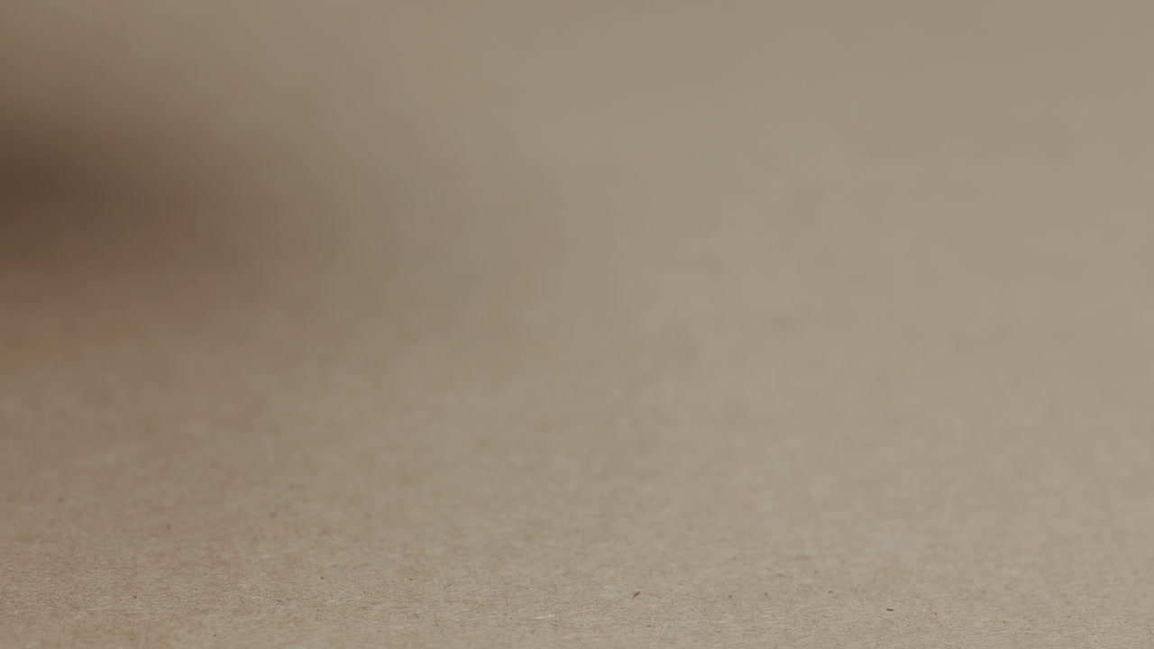 메이크업, 미용 및 브러시 제품이 테이블에 떨어집니다.