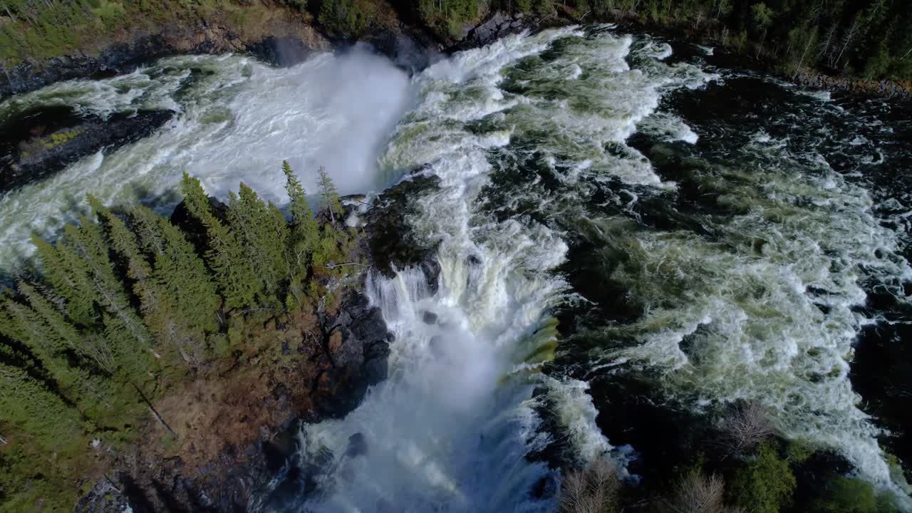 Ristafallet vandfald i den vestlige del af Jämtland er opført som en af de smukkeste vandfald i Sverige.