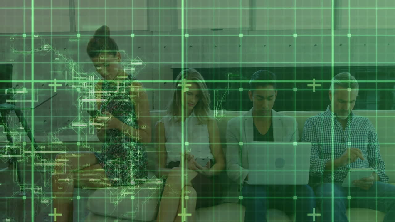 personas diversas que utilizan dispositivos electrónicos con red verde y animación de interfaz digital