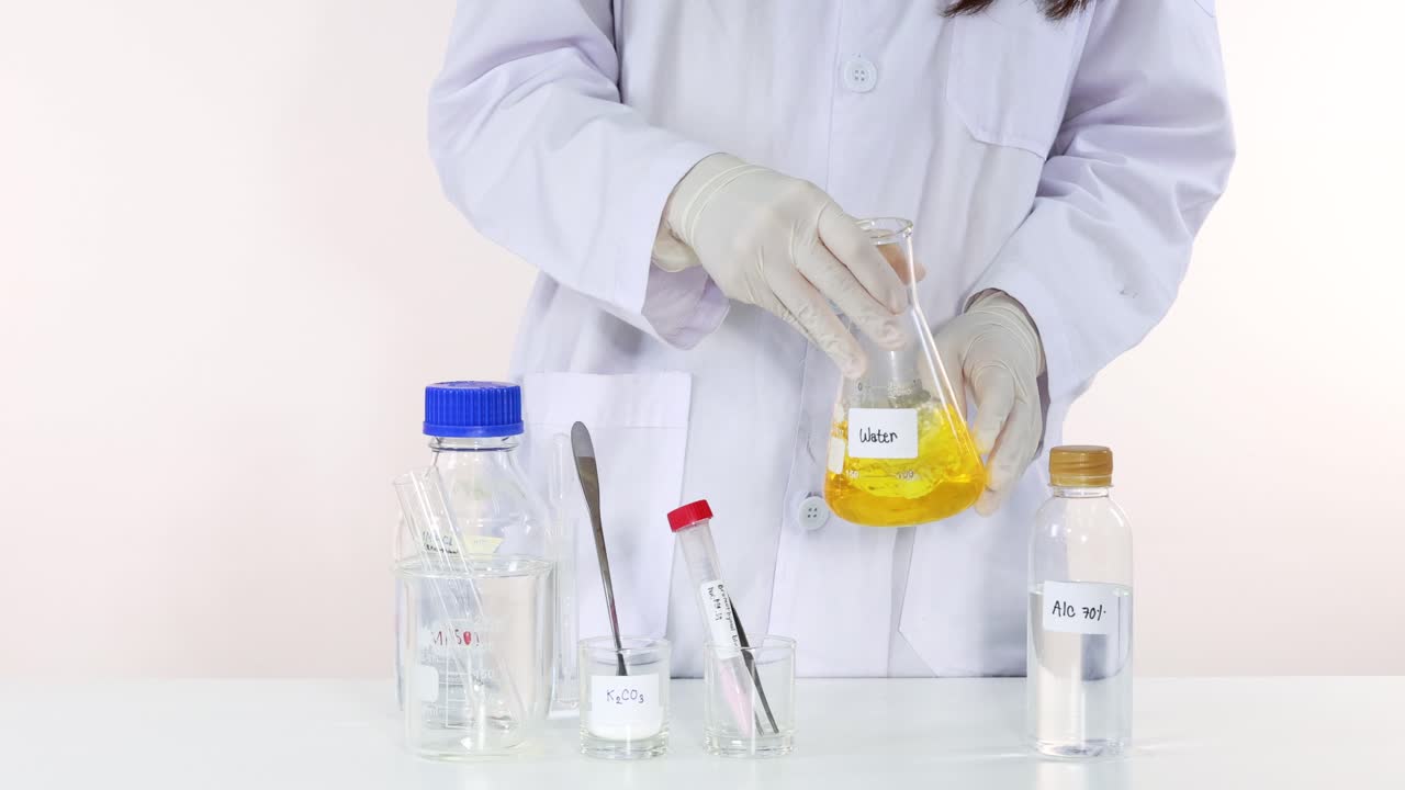 실험실에서 노란색 물질을 는 과학자