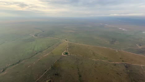 con algunos caminos pequeños en panorama en el parque nacional del serengeti en una mañana de niebla. tanzania.