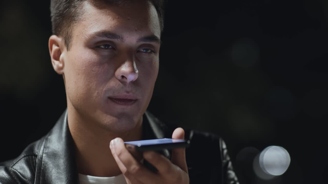 hombre usando teléfono inteligente por la noche