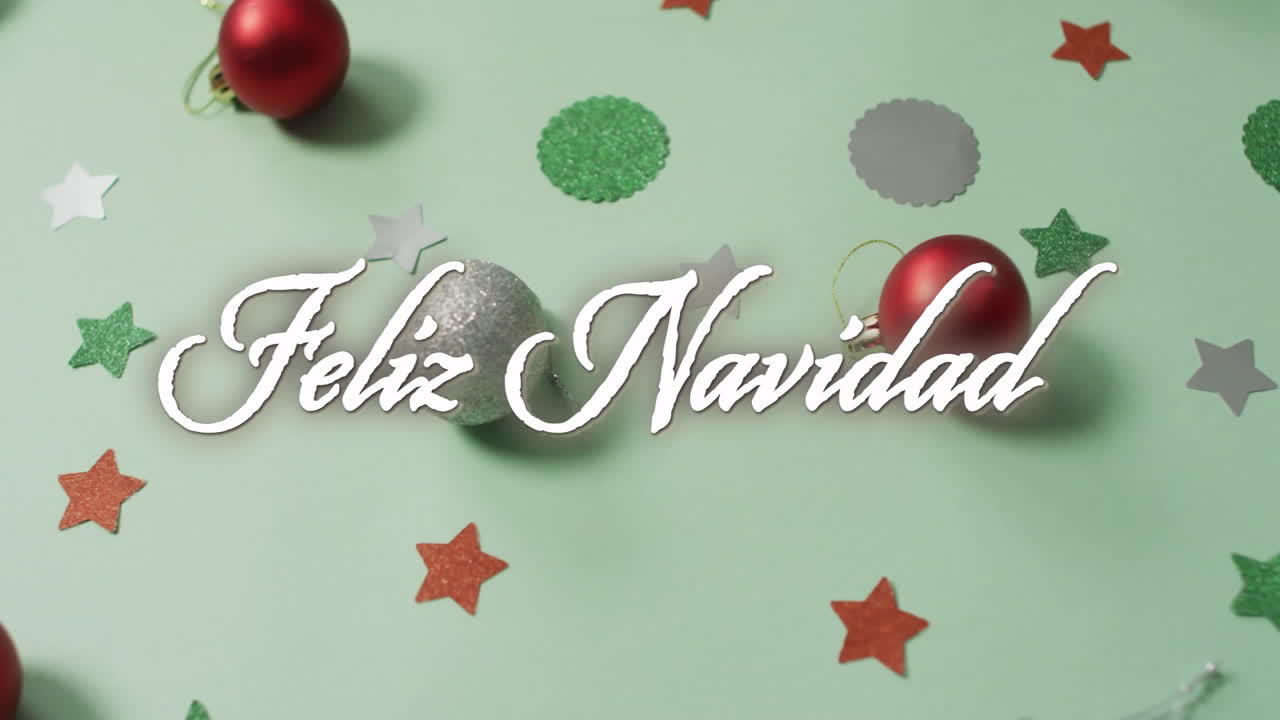animación de feliz navidad texto sobre bolas de navidad