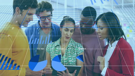 animación del procesamiento de datos financieros sobre diversas personas de negocios en la oficina
