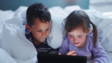 niño, niña o hermanos con comprimidos
