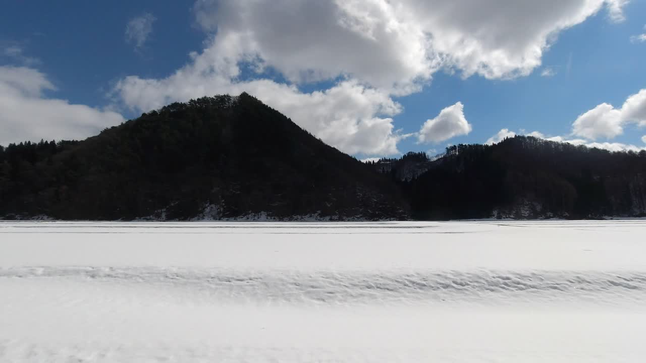 산이 지나가는 시골
