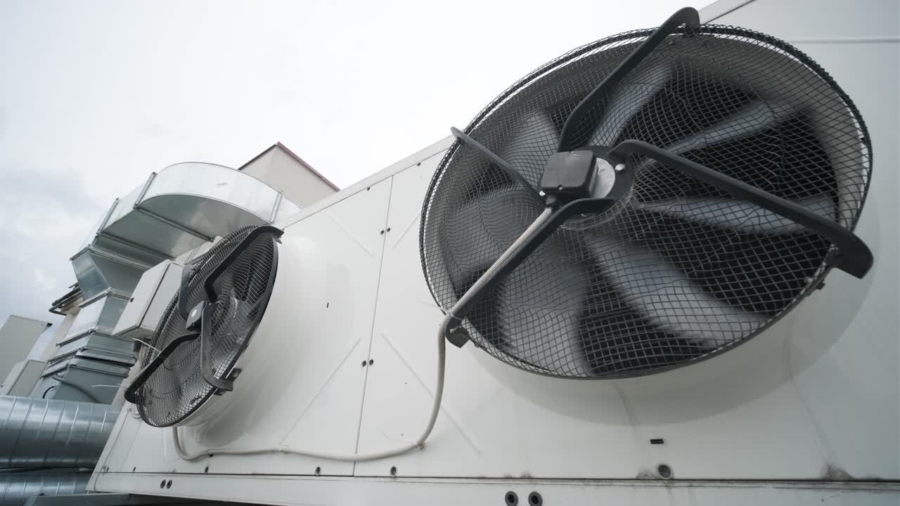 공장 건물의 지붕에 있는 에어컨