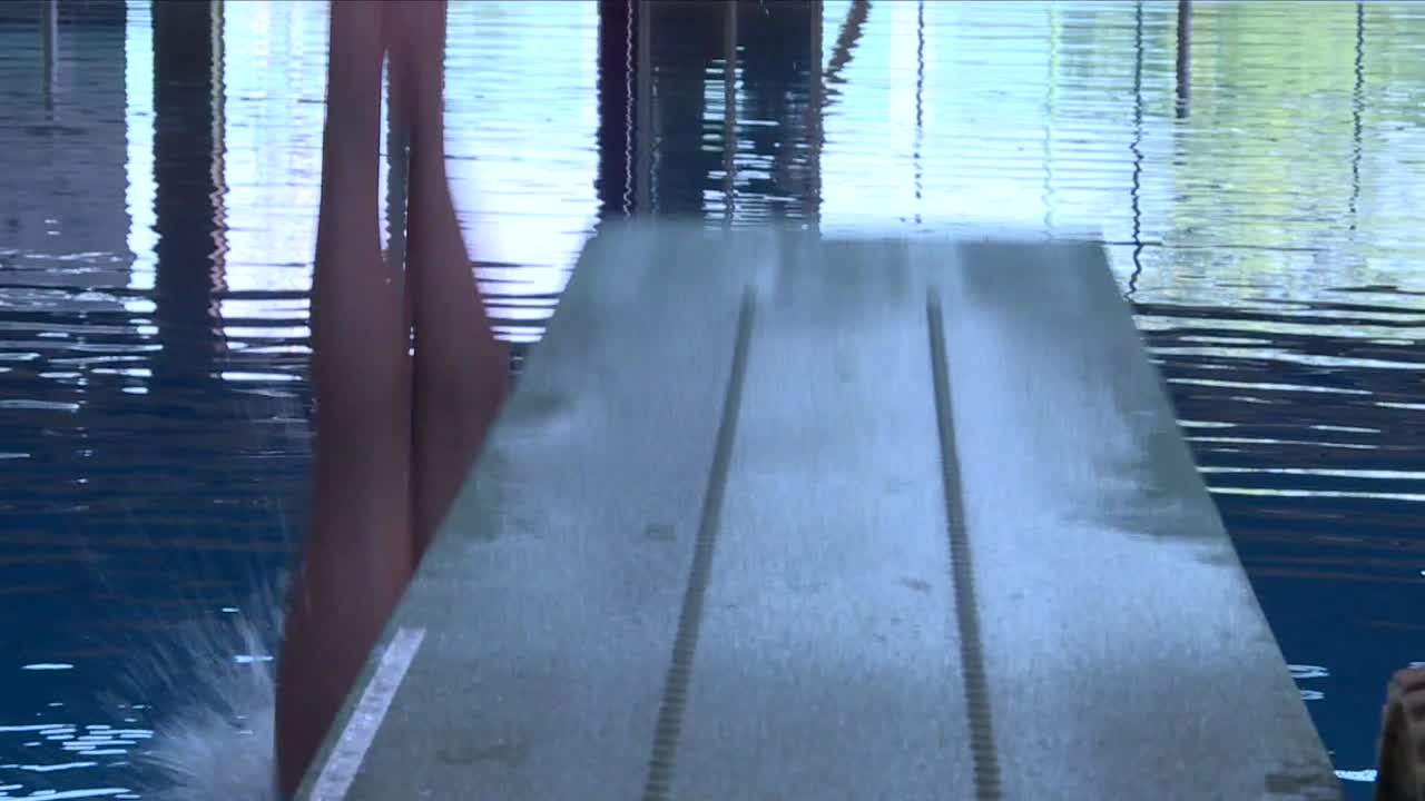 feet diver prepares the jump out from platform