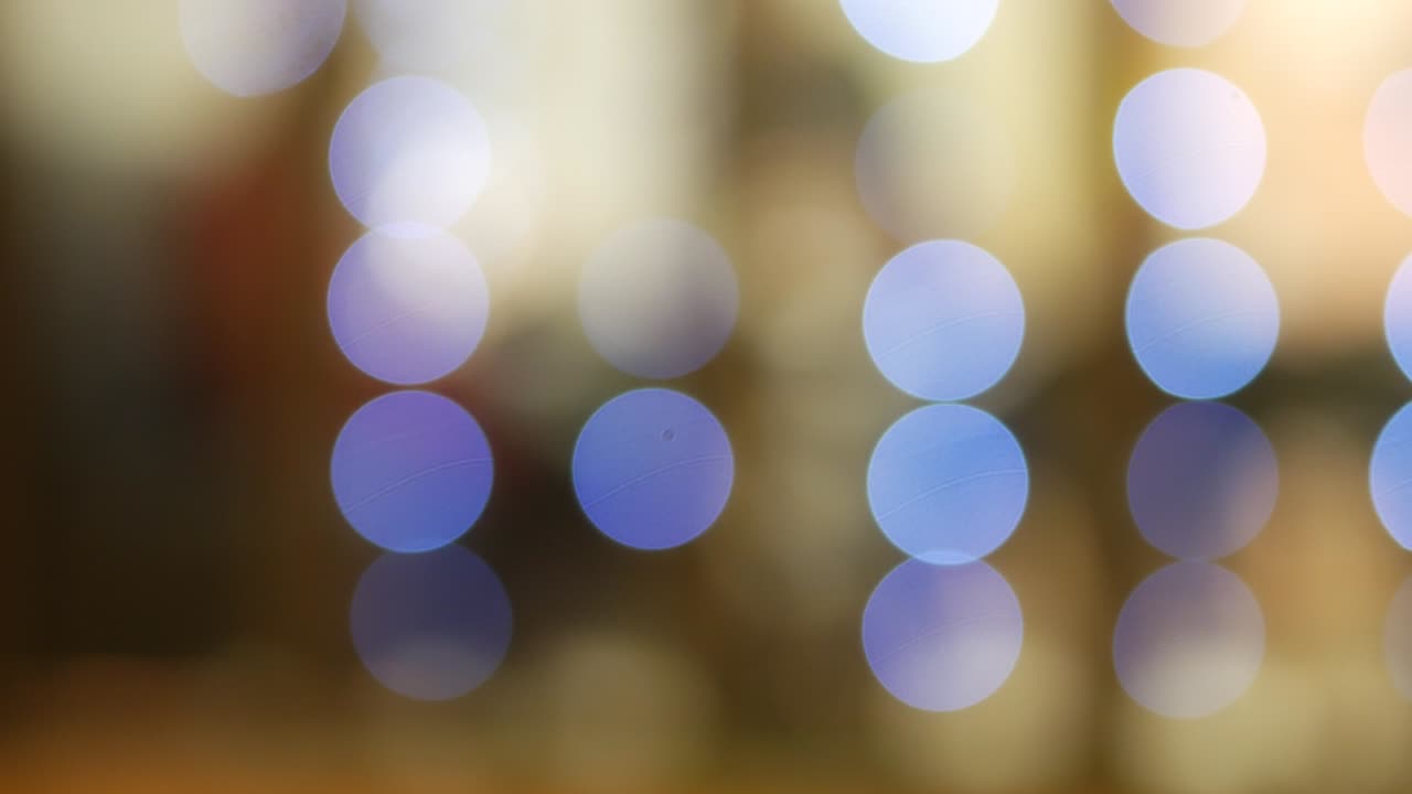 siluetas de personas irreconocibles en el fondo abstracto de navidad en bokeh