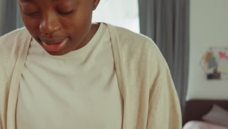 mujer afroamericana haciendo tostadas con mermelada para el desayuno