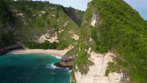 acantilado de piedra caliza de cerca rastreando de derecha a izquierda en nusa penida indonesia