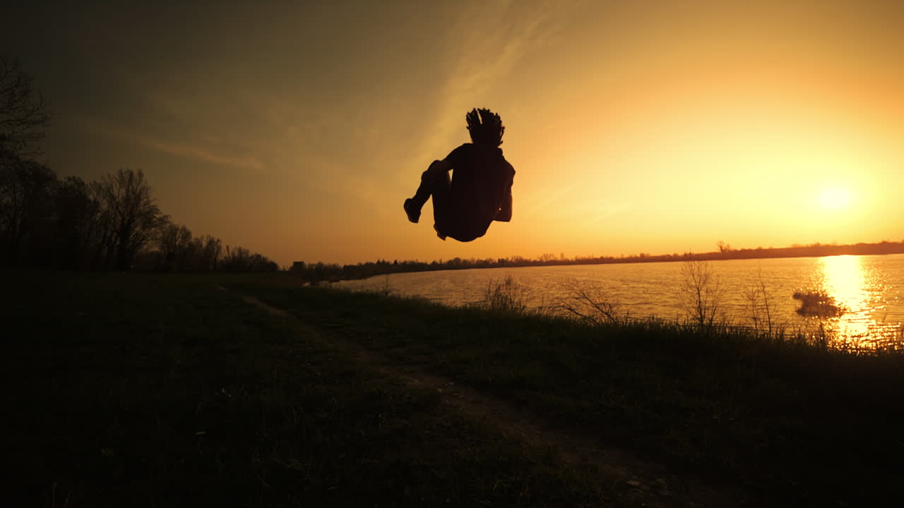 Silhouette di una ballerina al tramonto