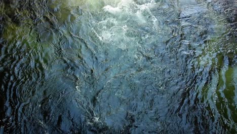 disparo estático de agua turbulenta que brota desde el centro