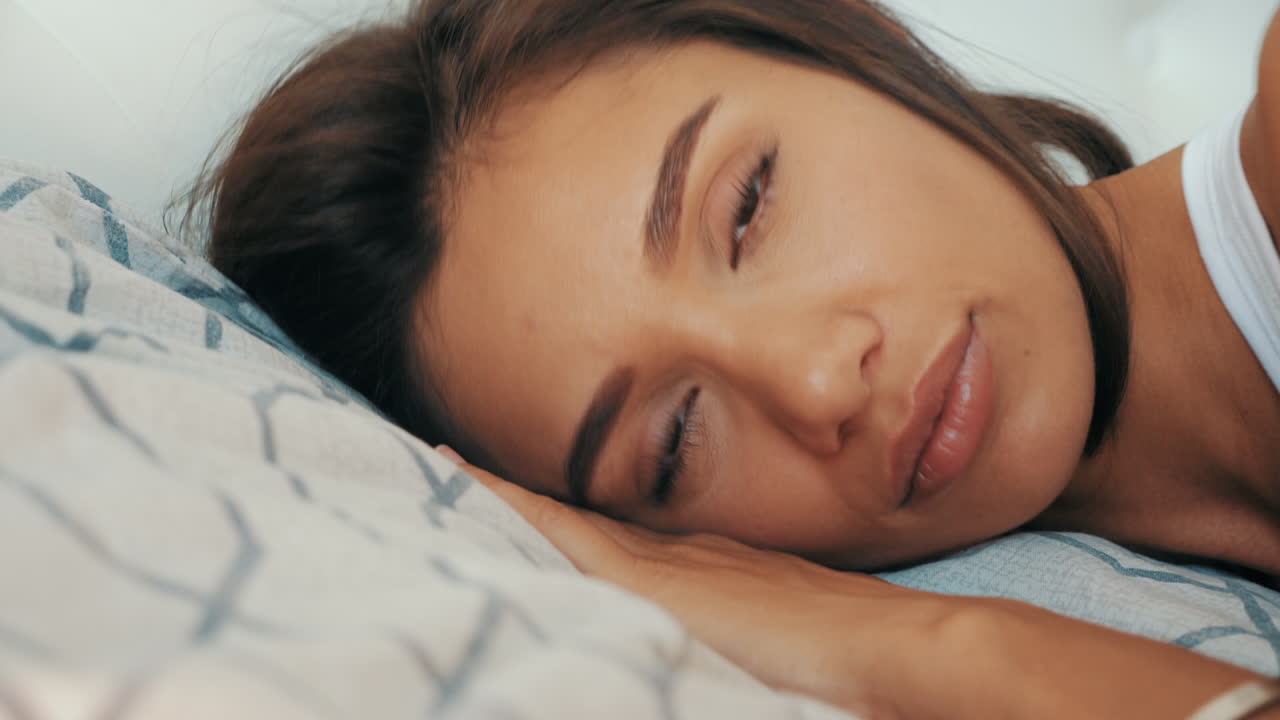 mujer relajándose en la cama