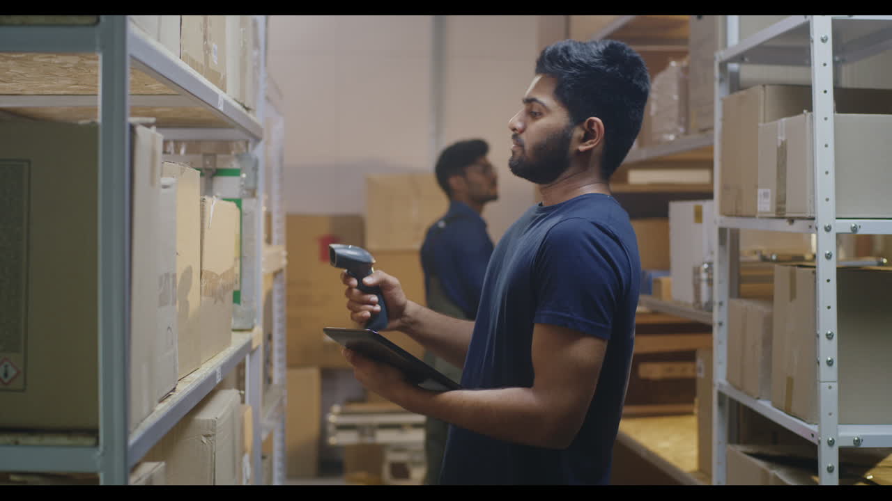 trabajador del almacén escaneando el inventario