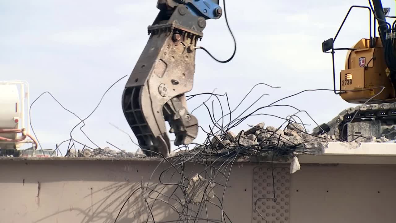 교량 건설 현장에서 콘크리트를 부수는 굴착기