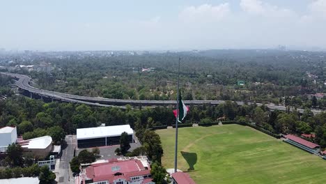 Vista-De-La-Bandera-De-México-Sobre-Campo-Marte