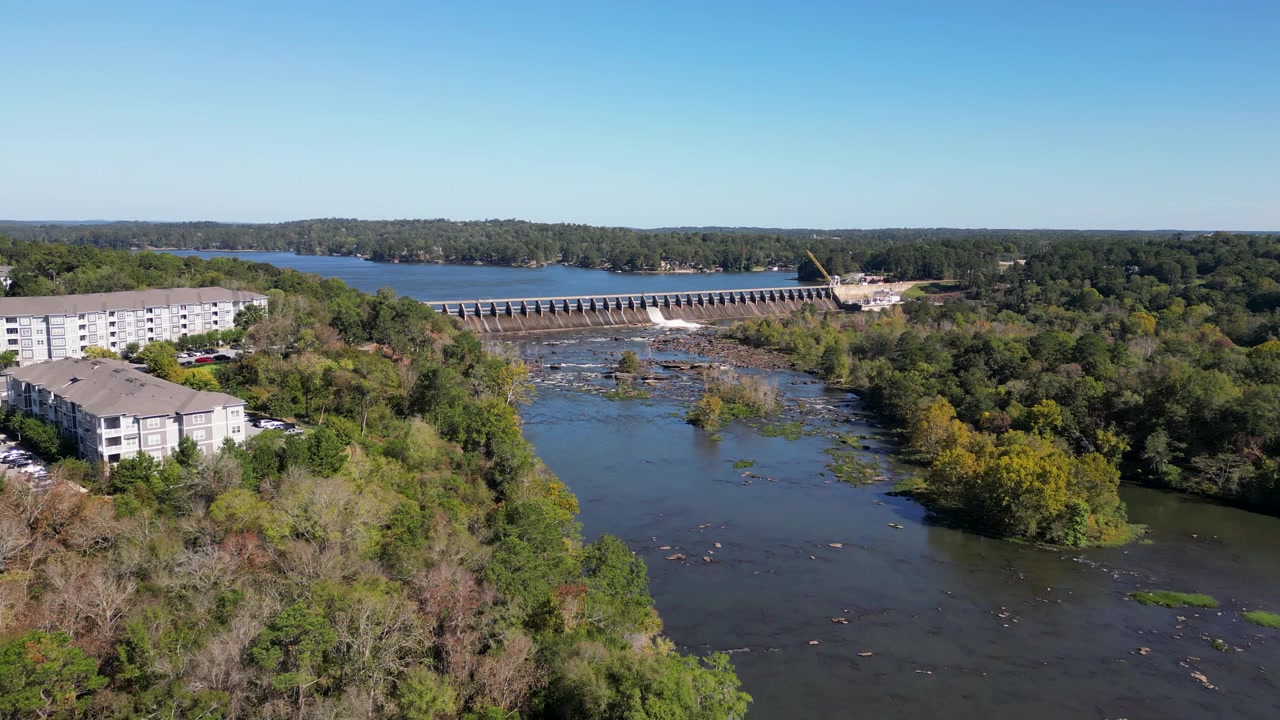 Diga di Oliver sul fiume Chattahoochee, tra Columbus, Georgia, e Phenix City, Alabama, costruita nel 1959 da Georgia Power, forma il lago Oliver con uno sfioratore e un canale di secca, con avvicinamento del drone.