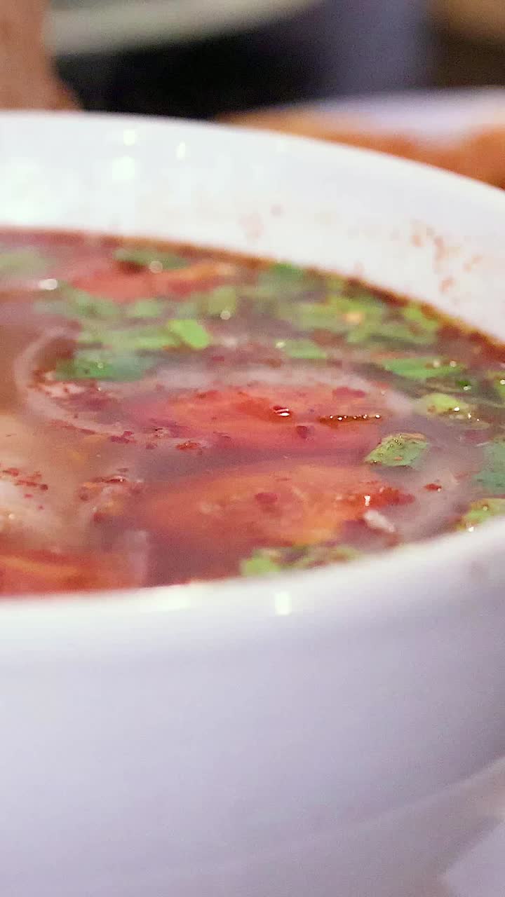 sopa deliciosa servida en un cuenco blanco