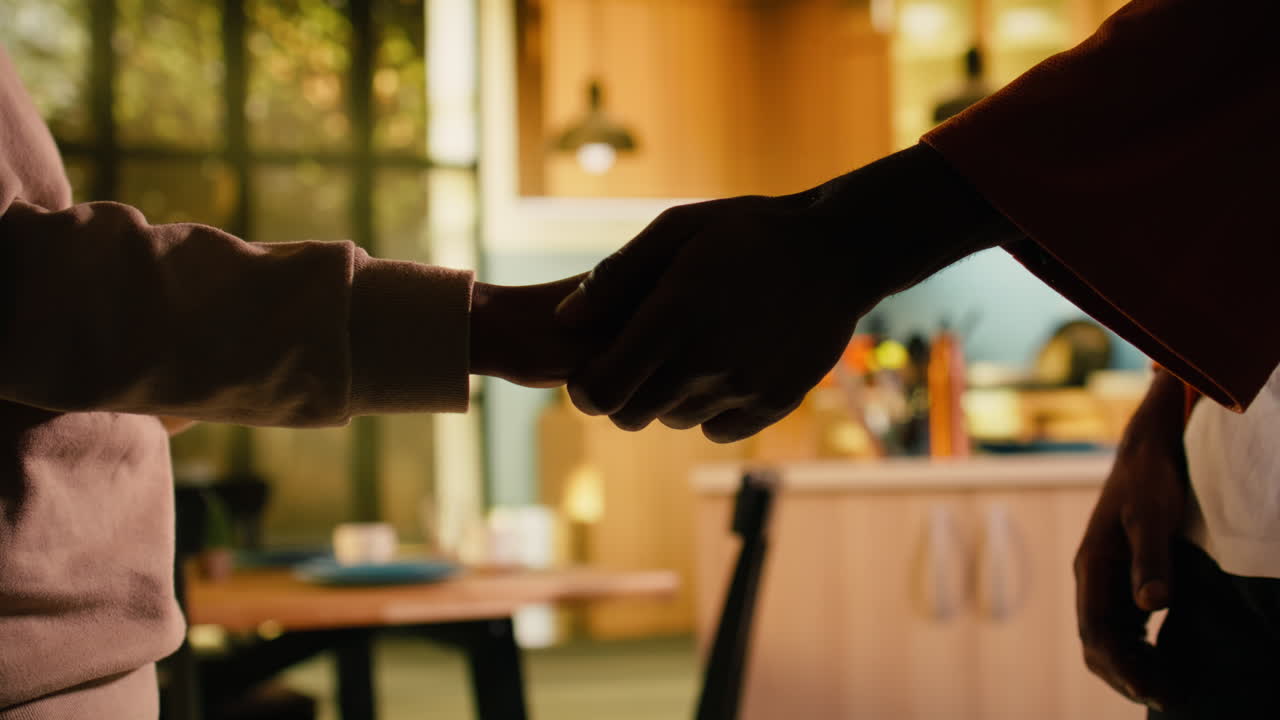 Primo piano, coppia che si tiene per mano, che si ritrova dopo un litigio, mostrando empatia