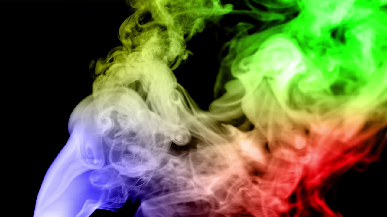 Flusso di fumo bellissimo su uno schermo nero isolato