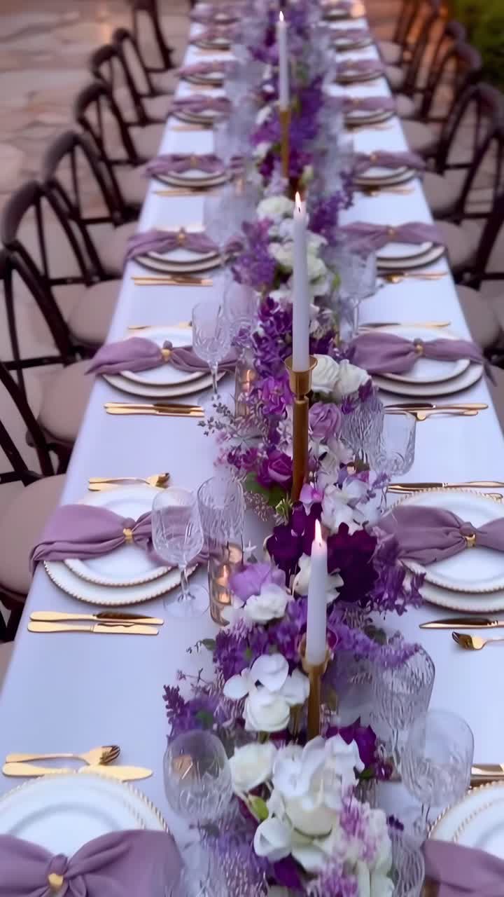 Elegante apparecchiatura con decorazioni floreali viola, foto dall'alto. Perfetta per un video di matrimonio