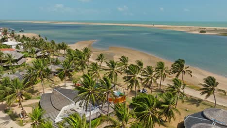 Drohnenaufnahme-Der-Pousadas-Und-Einiger-Kitesurfer-An-Der-Lagune-Von-Ilha-Do-Guajiru-Am-Morgen