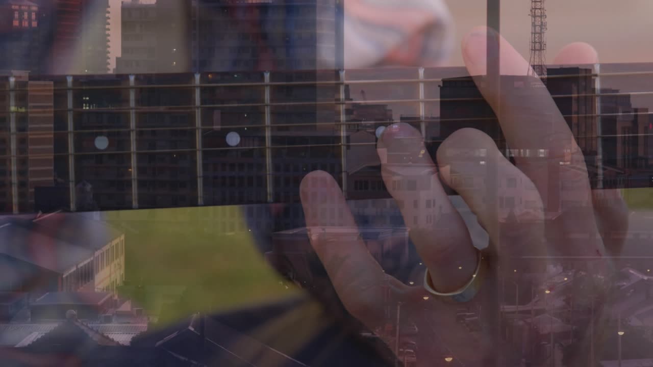 Un chitarrista preme le corde della chitarra, causando una sovrapposizione pulsante di uno skyline che mostra forme di accordi che cambiano per la musica.