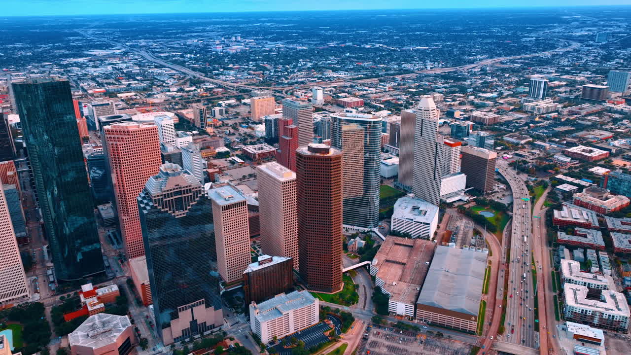 Houston, EE. UU., 24 de noviembre de 2025: Animada carretera de varios carriles alrededor del centro de Houston. Perspectiva aérea de la arquitectura de rascacielos en la populosa ciudad.