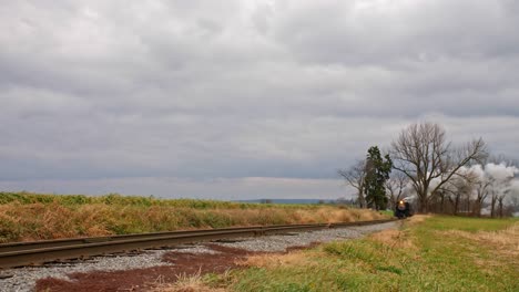 Un-Tren-De-Pasajeros-A-Vapor-Que-Se-Acerca-Con-La-Cabeza-Llena-De-Vapor-En-Un-Ventoso-Día-De-Invierno