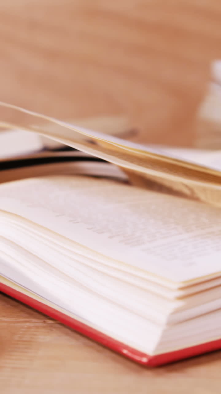 primer plano de varios libros abiertos