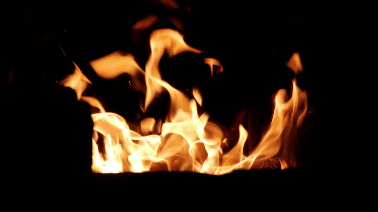 Fiamme ardenti nel buio