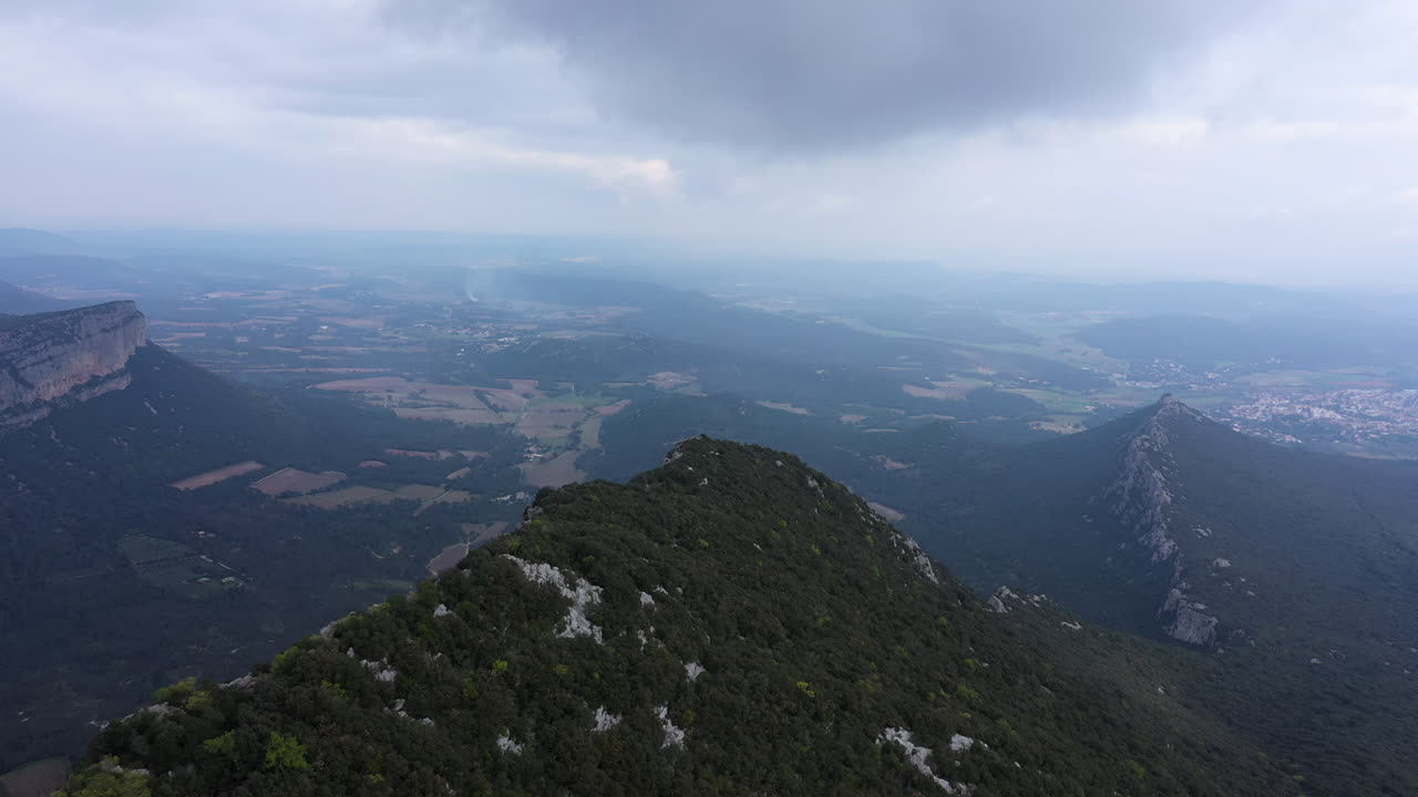 산꼭대기 사진 세인트 루프 몽펠리에 프랑스 구름이 가득한 공중 촬영
