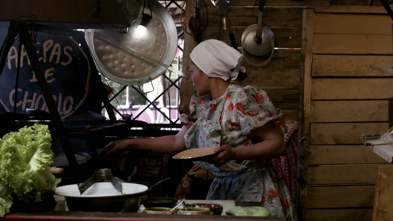 persona que cocina comida latina