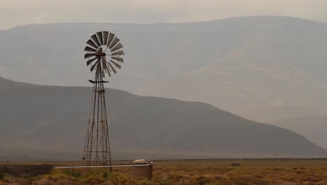 molino de viento en medio del karoo