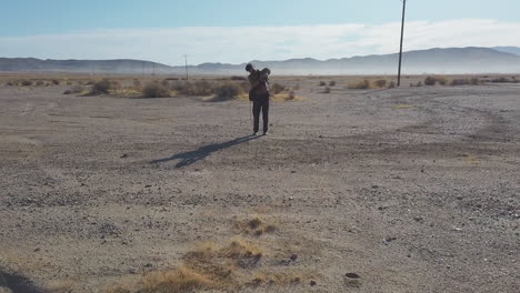 piccioni per l'addestramento alla falconeria e falconiere nel deserto