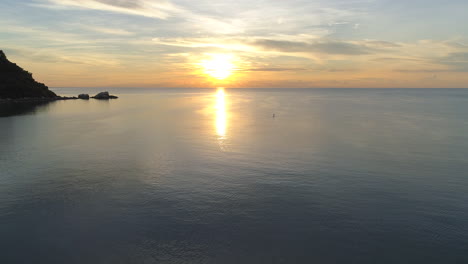 Flug-Zur-Sonne-über-Dem-Meer