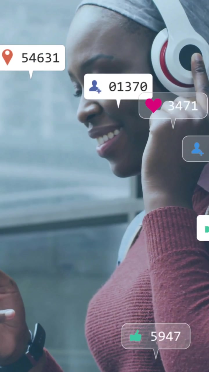 Animerede ikoner og databehandling over afroamerikansk kvinde, der bruger smartphone