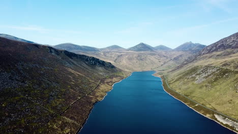 Increíble-Toma-Cinematográfica-De-Drones-Del-Embalse-En-Las-Montañas-Morne