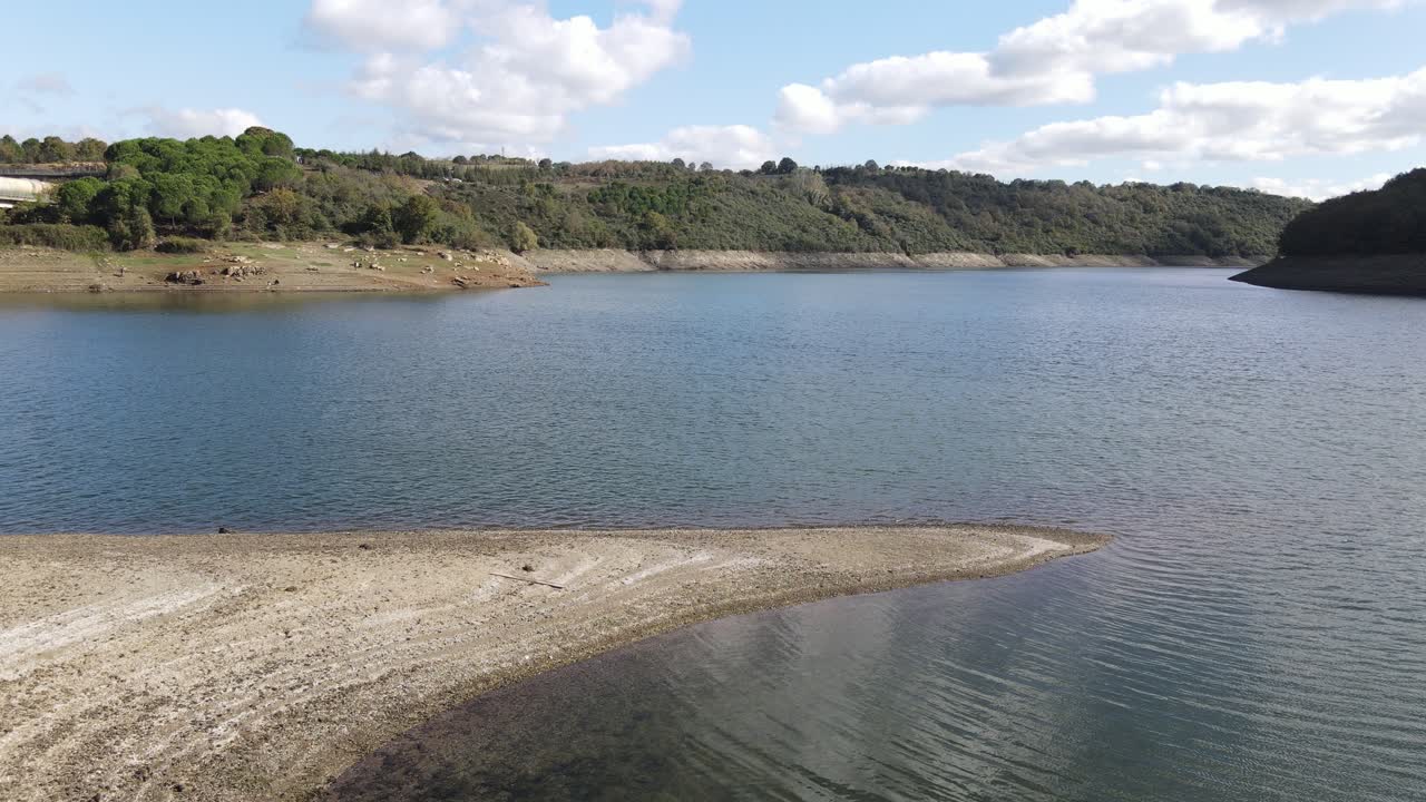 dron aéreo lago natural 3