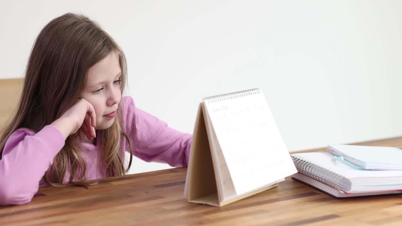 Ragazza che guarda il calendario