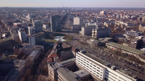 drohnenflug über den campus der technischen universität berlin mit blick auf den tiergarten, bahnhof zoo, straße des 17