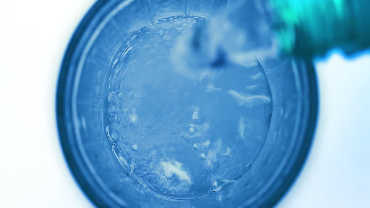 병 에서 신선 한 순수 한 스파클링 물 을 잔 에  ⁇ 는 것