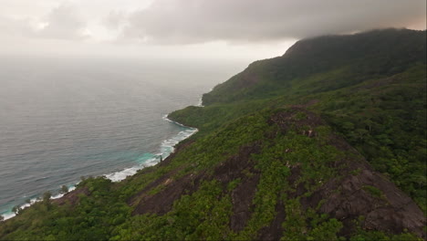 Luftdrohnenaufnahme-Eines-Malerischen-Sonnenuntergangs-Auf-Der-Insel-Mahé,-Seychellen