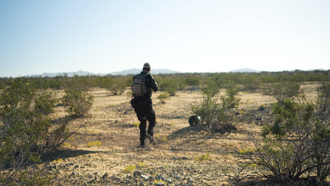 미국 해병대 | 전투 중 특수 부대 군인 | 무기를 준비하고 앞으로 걸어가고 | 사막을  ⁇ 고 전술적으로 걸어가고 | 중동 사막 | 3의 1