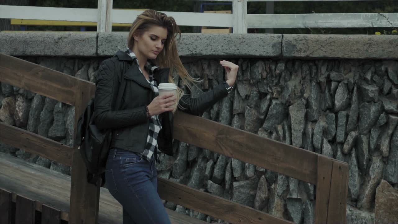 женщина с кофе в парке